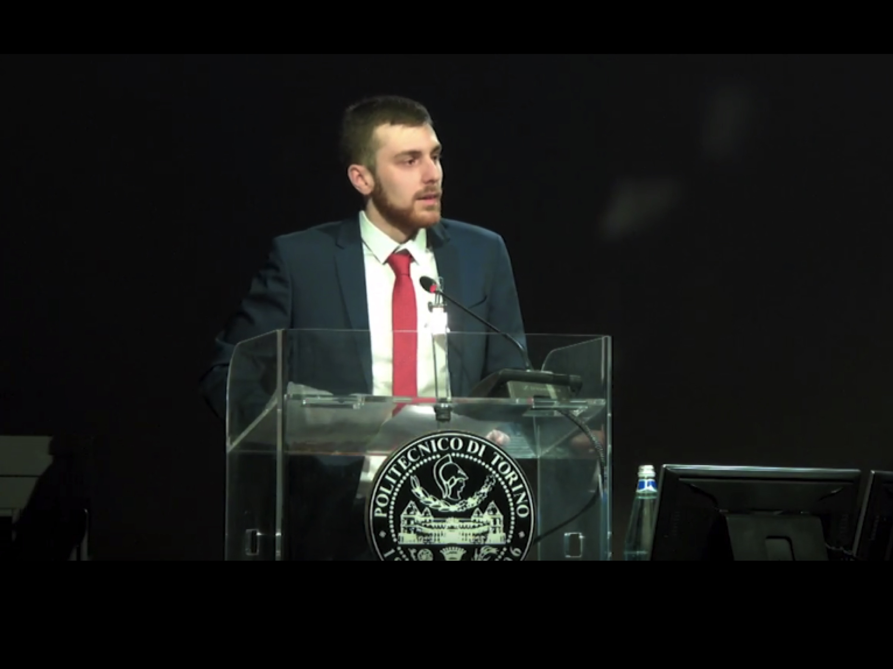 Ironico, lucido, sferzante: durante l’inaugurazione, applausi a scena aperta per lo studente