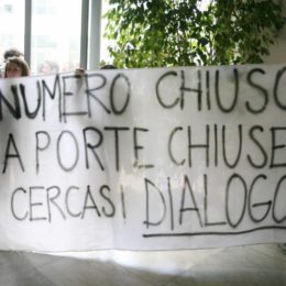 numero chiuso porte chiuse